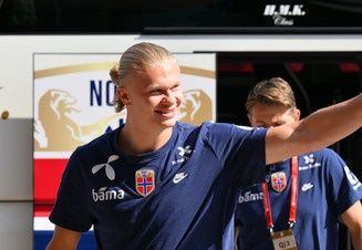 Norveçli fanatlar avtoqraf verməkdən imtina edən Haalandı fitə basdılar