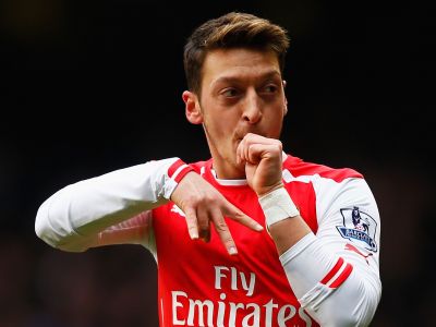Özil “Arsenal”da qalır