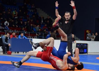 Güləşçimiz erməniyə qalib gəldi