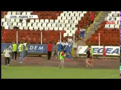 Azarkeşlər hücum edir, futbolçular qorxularından qaçır