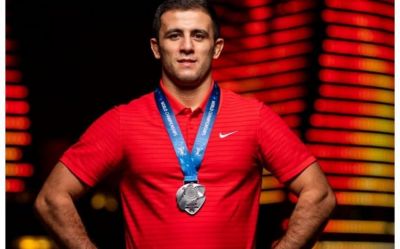 Azərbaycan güləşçisi qızıl medalını Ordu üçün hərraca çıxarır