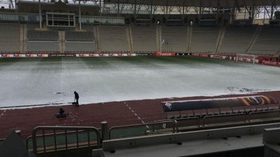 Respublika stadionunun ot ortüyü qara büründü
