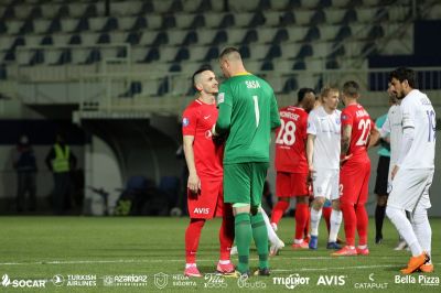 4 qol, 3 qırmızı vərəqə, 3 penalti