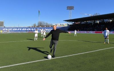 Xankəndidə topa ilk rəmzi zərbəni İlham Əliyev vurdu