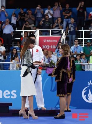 Rafael Ağayevə qızıl medalı Mehriban Əliyeva təqdim etdi