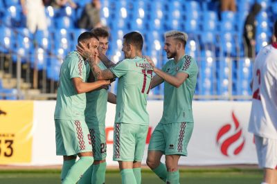 Belarus millisi Bakıya darmağınla gəlir