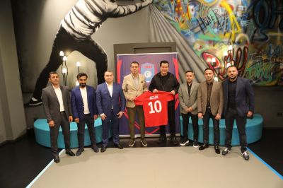 Acun Ilıcalıya “Turan Tovuz”un forması hədiyyə edildi
