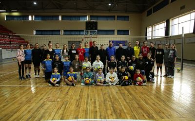 Millimizin baş məşqçisi Gəncədə yeniyetmə və gənc voleybolçularla görüşüb