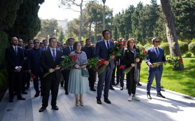 Gənclər və İdman Nazirliyinin rəhbərliyi Fəxri xiyabanda Ulu öndərin məzarını ziyarət edib