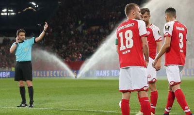 Futbol tarixində ilk dəfə: hakim fasilədə penalti təyin etdi