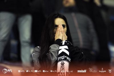 “Neftçi” xanım azarkeşlərə jest etdi