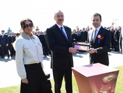 Dövlət başçısına Bakıda keçiriləcək Avropa çempionatının bileti təqdim olundu